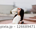 白い服着た若い女性が港でのんびりする 126689471