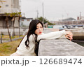 白い服着た若い女性が港でのんびりする 126689474