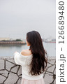 白い服着た若い女性が港でのんびりする 126689480