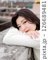 白い服着た若い女性が港でのんびりする 126689481