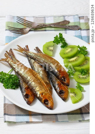 Hot smoked Baltic herrings with kiwi fruit slices 126689634
