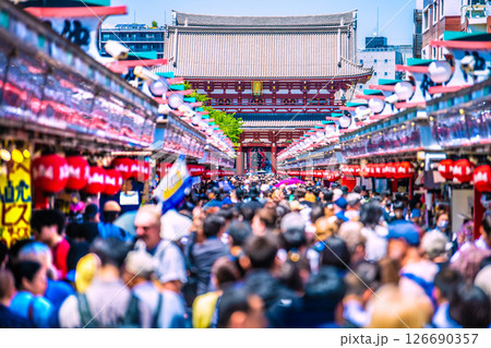 日本の東京都市景観 団体旅行客や外国人観光客らで大混雑の浅草寺…=28日 日本の東京都市景観 団体旅行客や外国人観光客らで大混雑の浅草寺…=28日 126690357