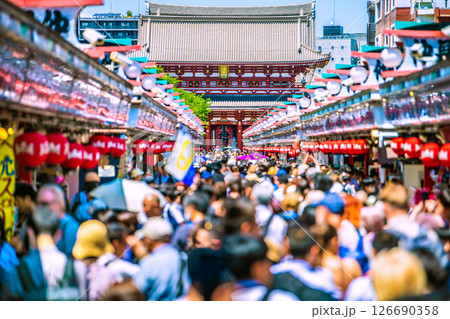 日本の東京都市景観 団体旅行客や外国人観光客らで大混雑の浅草寺…＝28日 126690358