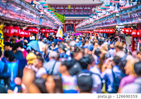 日本の東京都市景観 団体旅行客や外国人観光客らで大混雑の浅草寺…＝28日 126690359