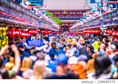 日本の東京都市景観 まるで異国…外国人観光客らで大混雑の浅草寺…=28日 日本の東京都市景観 まるで異国…外国人観光客らで大混雑の浅草寺…=28日 126690379