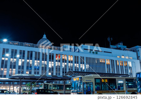夜の平塚駅（北口）と神奈中バス 126692845