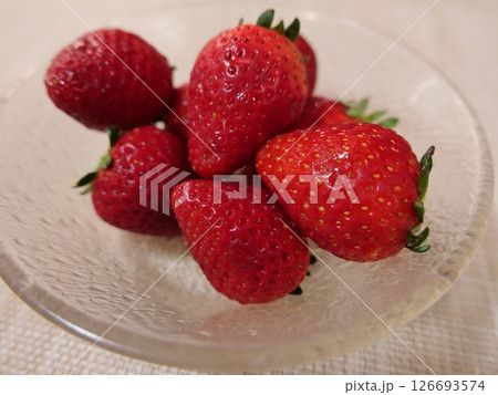 苺 いちご イチゴ ストロベリー フルーツ 果物 お皿に盛りつけたイチゴ 苺 いちご イチゴ ストロベリー フルーツ 果物 お皿に盛りつけたイチゴ 126693574