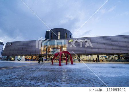 【函館駅】夕刻の駅前風景 126695942