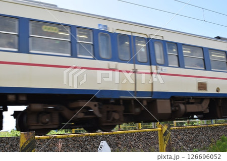 走行中の列車 126696052