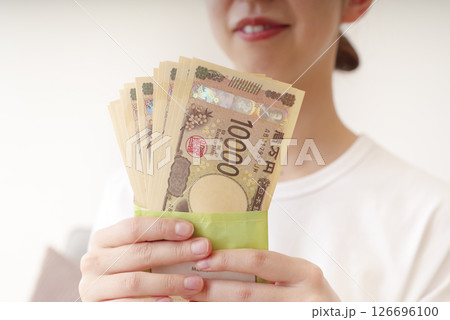 お金を数える若い女性 126696100