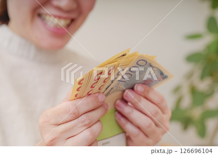 お金を数える若い女性 お金を数える若い女性 126696104