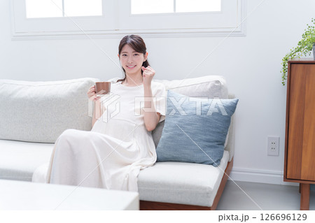 マグカップで飲み物を飲む妊婦 マグカップで飲み物を飲む妊婦 126696129