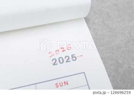 カレンダーの2025の文字を消して赤ペンで2026に修正 126696259