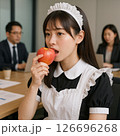 会議室でリンゴを食べるメイド 126696268