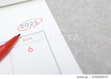 2025年のカレンダーの一部のクローズアップ　コピースペースあり 126696447