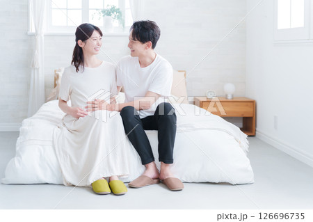 妊婦の妻と夫 126696735