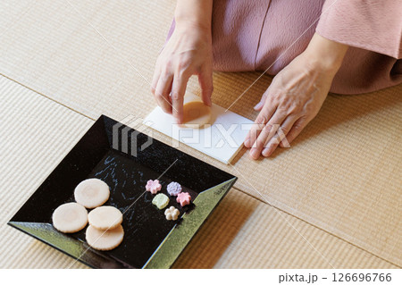 お茶席で「懐紙に干菓子を置く」所作 お茶席で「懐紙に干菓子を置く」所作 126696766