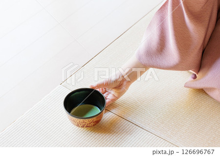 お茶席で「御相伴させていただきます」所作 126696767