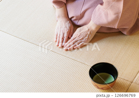 お茶席で「お先に頂戴いたします」の所作 お茶席で「お先に頂戴いたします」の所作 126696769