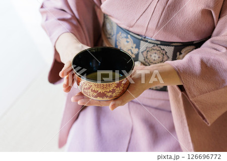 お茶席で「押しいただく」所作 126696772