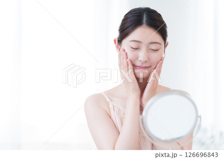 スキンケアする若い女性 126696843