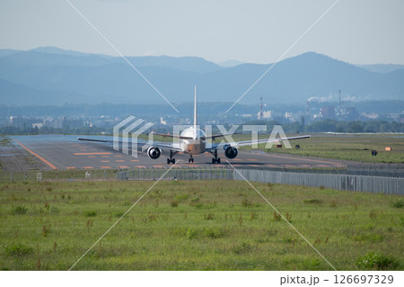 離陸体制のジェット旅客機 126697329