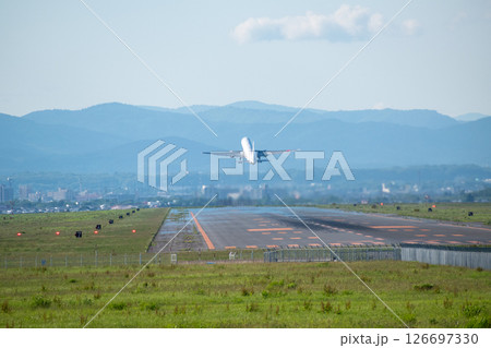 飛び立つジェット旅客機 126697330