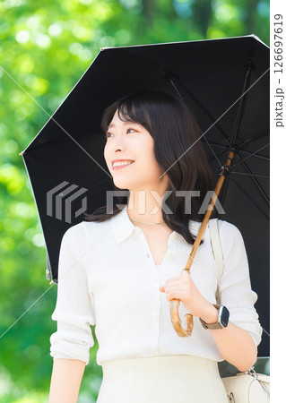 日傘をさして歩く女性・ビジネスウーマン 126697619