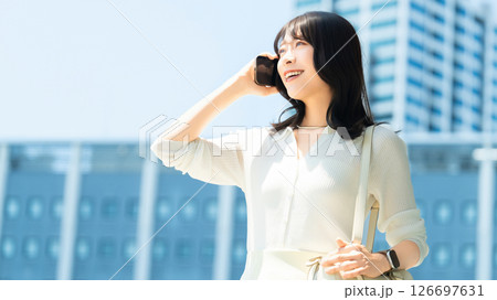 スマートフォンで話す笑顔の女性・ビジネスウーマン 126697631