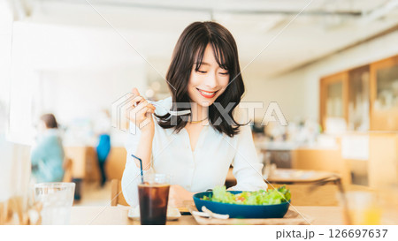 カフェでランチを食べる笑顔の女性 カフェでランチを食べる笑顔の女性 126697637