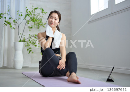 オンラインヨガを楽しむ20代の女性 オンラインヨガを楽しむ20代の女性 126697651