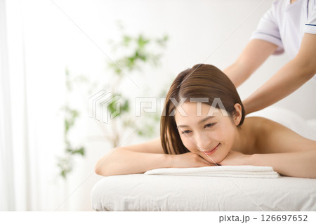 エステサロンでマッサージを受ける20代女性 エステサロンでマッサージを受ける20代女性 126697652
