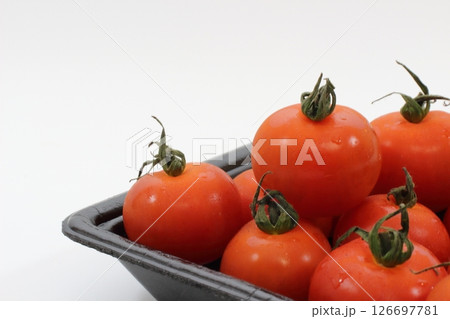収穫の喜び、真っ赤なトマトの誘惑 126697781
