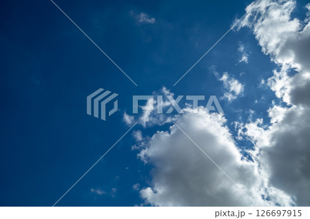 青空に浮かぶ雲 126697915