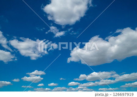 青空と白い雲 126697919