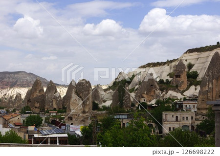 トルコ カッパドキア ギョレメの街並み 126698222
