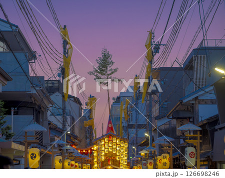 夕空の祇園祭 126698246