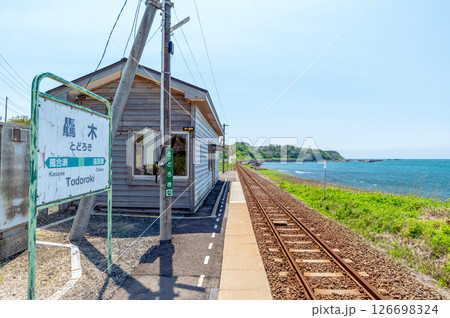 【青森県深浦町：JR五能線驫木（とどろき）駅】海辺にたたずむひなびた駅舎の風景 126698324