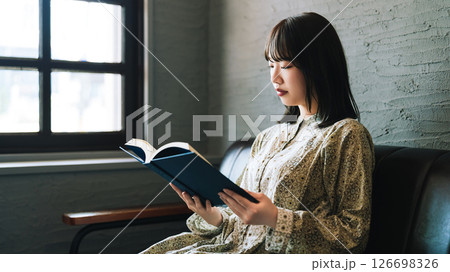 ソファに座って読書をする女性 126698326