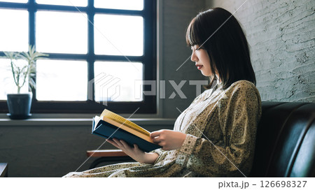 ソファに座って読書をする女性 126698327