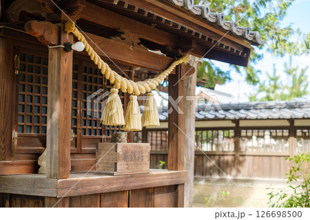 神社の社と賽銭箱　祠 126698500