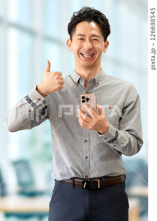 スマートフォンを持っていいね!のポーズをする男性 スマートフォンを持っていいね!のポーズをする男性 126698545