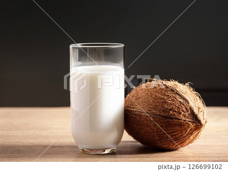 グラスに入れたココナッツミルク グラスに入れたココナッツミルク 126699102