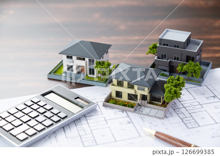 住宅図面と電卓と家 126699385