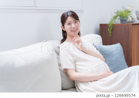 考える若い妊婦 126699574