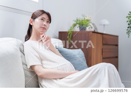 考える若い妊婦 考える若い妊婦 126699576