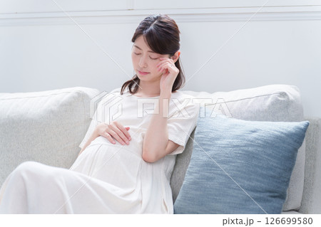 落ち込む若い妊婦 落ち込む若い妊婦 126699580
