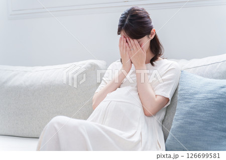 落ち込む若い妊婦 126699581