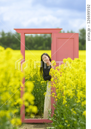 満開の菜の花畑を観光する女性(ピンクのドア) 満開の菜の花畑を観光する女性(ピンクのドア) 126699592