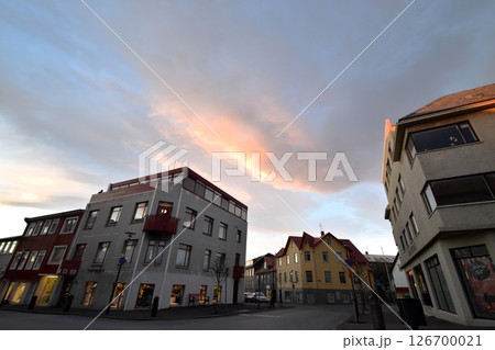 夕暮れ時、とある北欧の国の通りと街並み。 126700021